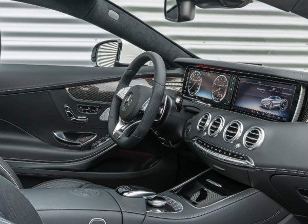 Mercedes S63 AMG La gran pantalla de la consola central centra la atención del interior del Mercedes S63 AMG.