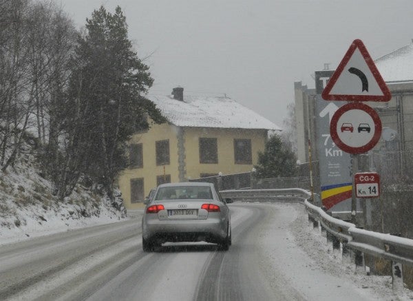 Autoescuela Se acerca una curva peligrosa con el piso nevado. ¿Qué hacer si el coche se va?
