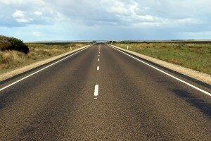 ¿Se puede superar la velocidad máxima para adelantar en carreteras convencionales con arcén?