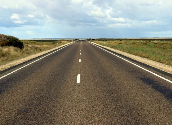 Autoescuela ¿Se puede superar la velocidad máxima para adelantar en carreteras convencionales con arcén?