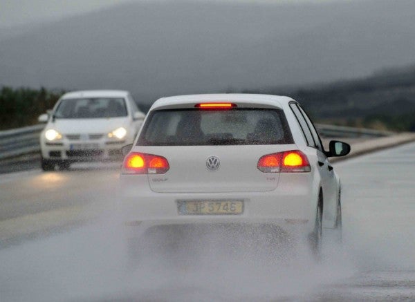 Autoescuela ¿Qué precauciones debemos tomar al conducir con lluvia?