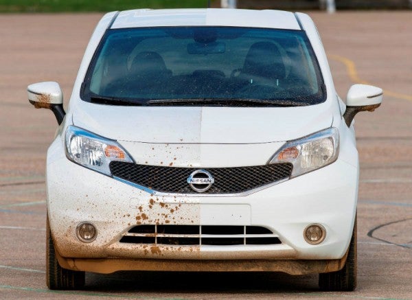 Nissan y el coche que se limpia solo Nissan trabaja en una tecnología que permitirá que nuestro coche se limpie solo.