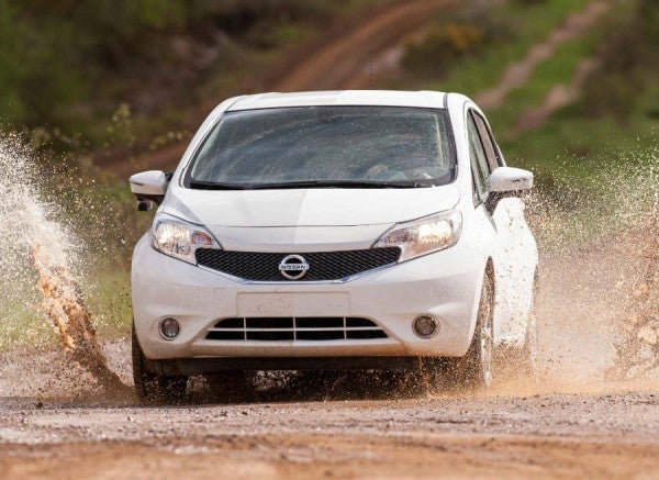 Nissan y el coche que se limpia solo Con la nueva pintura de Nissan ya no será un drama atravesar charcos a alta velocidad.