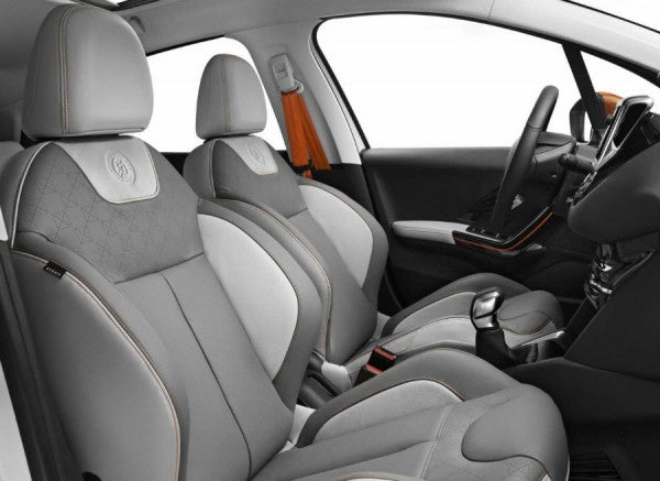 Peugeot 208 Roland Garros El interior del Peugeot 208 Roland Garros cuenta con detalles en color tierra batida.