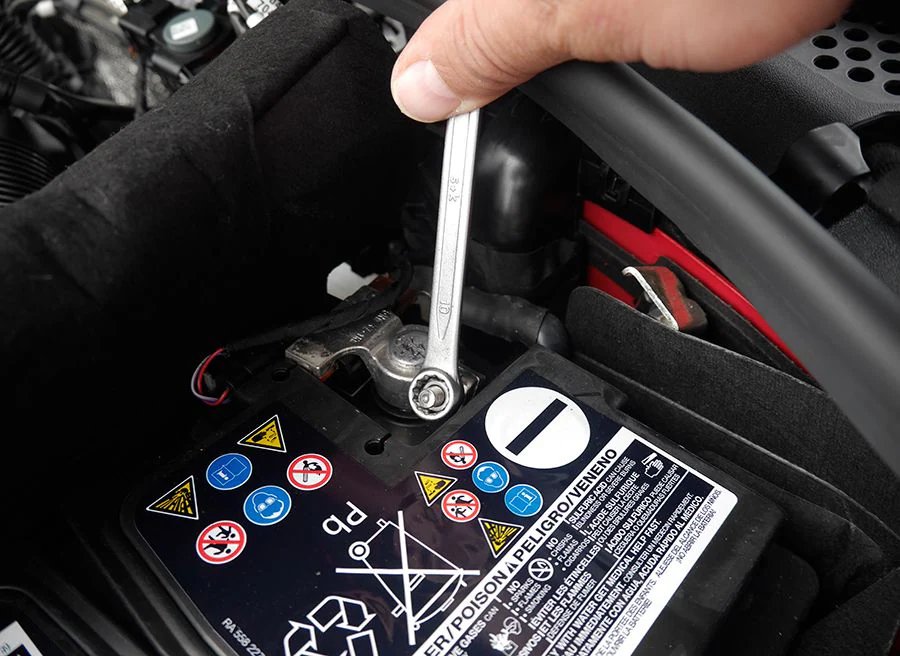 Fallo en la batería? ⚡ Aprende a arrancar un coche con pinzas - Binary  Electronic