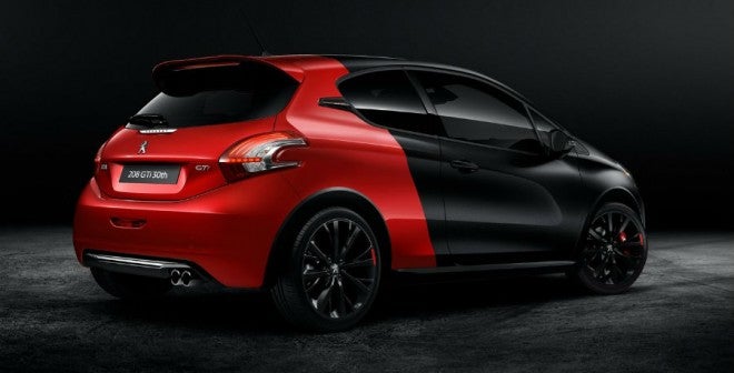 Peugeot 208 GTi 30 aniversario La decoración bicolor del Peugeot 208 GTi 30 Aniversario es espectacular.