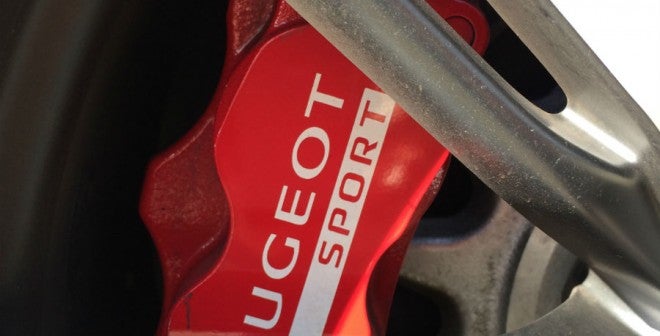 Peugeot RCZ R Las pinzas de freno en color rojo aportan un plus de deportividad.