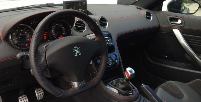 Peugeot RCZ R El interior del Peugeot RCZ R destila deportividad por los cuatro costados.