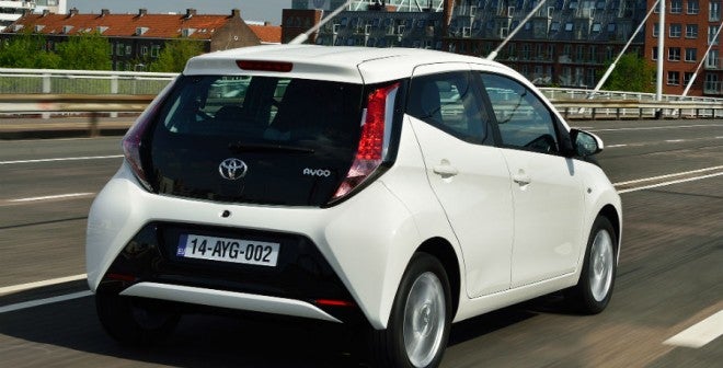 Toyota Aygo La zaga del nuevo Aygo no es tan rompedora como su frontal, pero sí que innova respecto al modelo precedente.