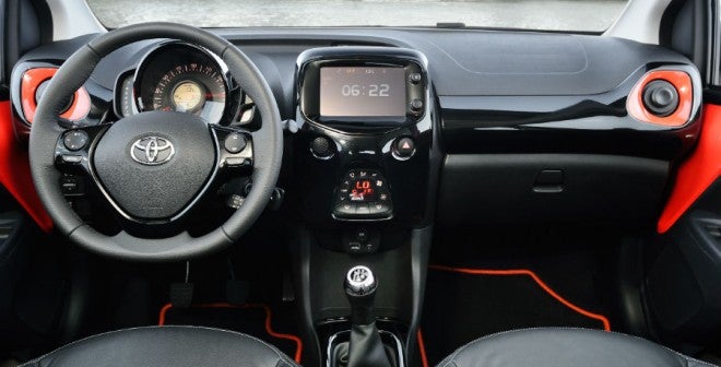 Toyota Aygo El puesto de conducción del nuevo Aygo es más deportivo y funcional que el de la anterior versión.