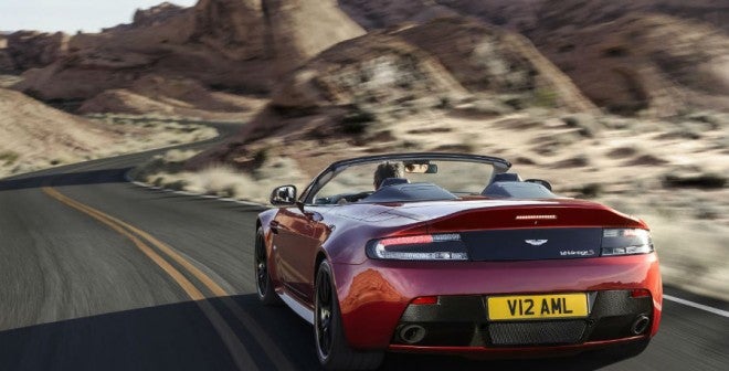 Aston Martin V12 Vantage S Roadster La zaga del Aston Martin V12 Vantage S Roadster enamora a primera vista.