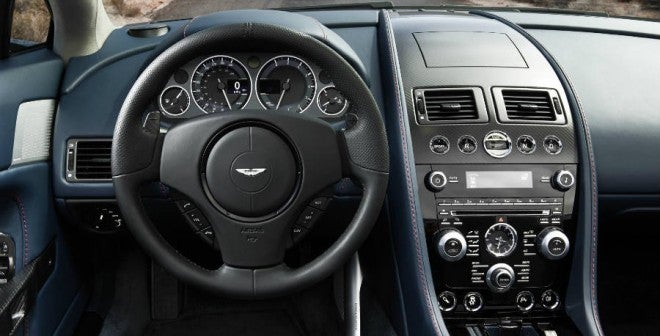 Aston Martin V12 Vantage S Roadster Quizás no es tan espectacular como su imagen externa, pero el interior del Aston Martin V12 Vantage S Roadster destila calidad por los cuatro costados.
