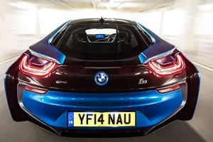 BMW i8, el supercoche del futuro que recargas en casa