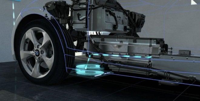 BMW carga por inducción Con situar el coche justo en el punto correcto sobre la estación de carga, nuestras baterías se cargarán.
