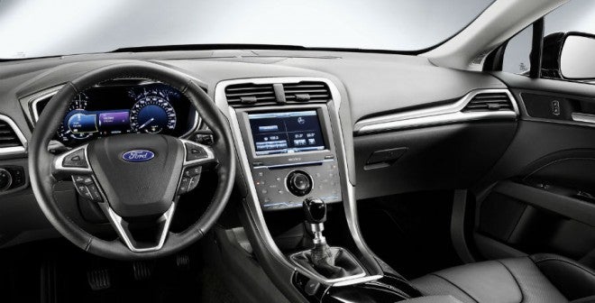 Ford Mondeo El nuevo Ford Mondeo mantiene una mezcla entre sobriedad y modernidad en su interior típica de la marca.