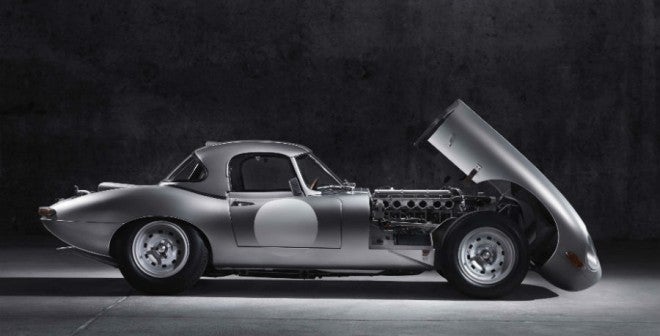Jaguar E-Type Lightweight Abrir el capó del Jaguar E-Type Lightweight es ya de por sí una experiencia.