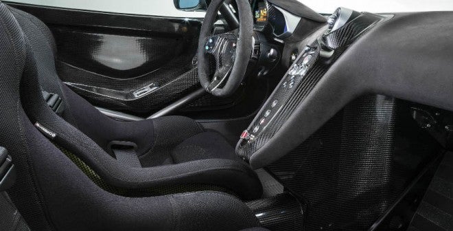 McLaren 650S Sprint El interior del McLaren 650S Sprint solo mantiene el aire acondicionado como elemento de confort.