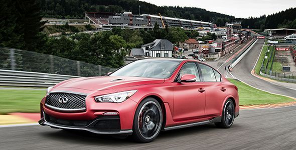 El Infiniti Q50 Eau Rouge en el circuito con Vettel El Infiniti Q50 Eau Rouge en el circuito con Vettel