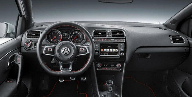 VW Polo GTi El interior del VW Polo GTi sigue la línea estética de todos los modelos deportivos de la marca.