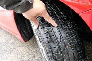 La profundidad del dibujo de los neumáticos es clave en invierno.