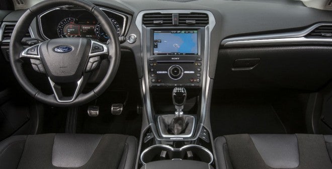 Ford Mondeo En el interior del Ford Mondeo también apreciamos un importante salto de calidad.