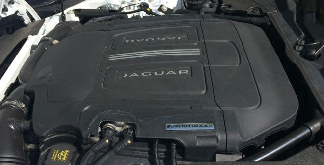 Jaguar F-Type Podría haber sido más agresivo, pero lo cierto es que el motor del Jaguar F-Type S asegura emociones fuertes.