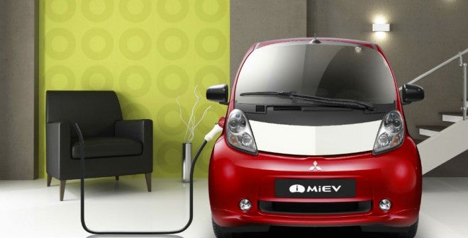 Mitsubishi i-MiEV Recargar el coche en casa es posible con el i-MiEV... siempre y cuando vivas en un chalet espacioso, claro.