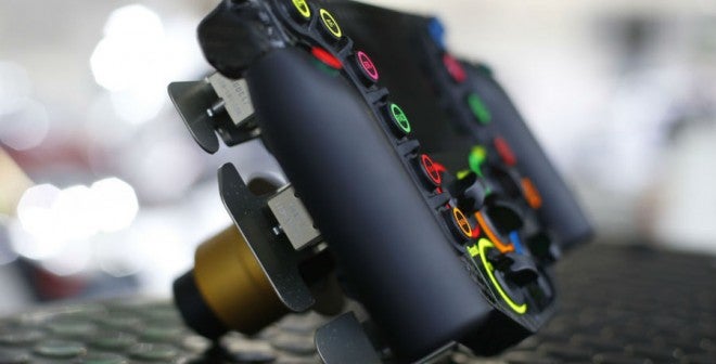 Volante Porsche 919 Hybrid Hasta seis levas aparecen en la parte trasera del volante del Porsche 919 Hybrid, todas ellas con una función determinada.
