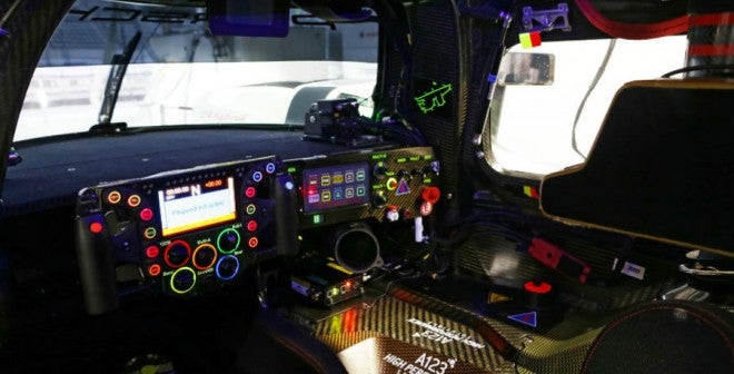 Volante Porsche 919 Hybrid El cockpit del Porsche 911 Hybrid parece más bien el de un avión.