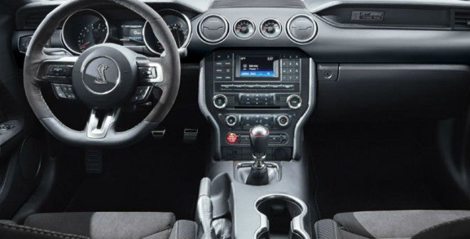 Ford-Mustang-Shelby-GT350 El interior del Ford Mustang Shelby GT350 mezcla a la perfección el clasicismo con la modernidad.
