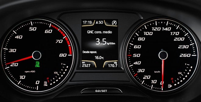 Seat Leon TGI En el panel de control hay dos indicadores de combustible: uno del GNC y otro de gasolina.