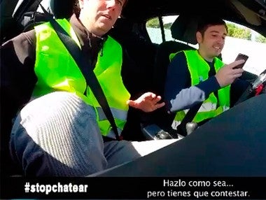 Vídeo con cámara oculta: conducir y chatear Vídeo con cámara oculta: conducir y chatear