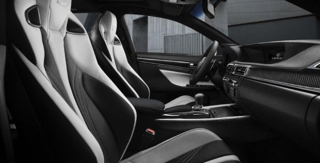 Lexus GS F El interior del Lexus GS F es similar al de un coche de competición.