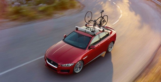 Jaguar XE Transportar bicicletas en todo un Jaguar XE ya es posible.