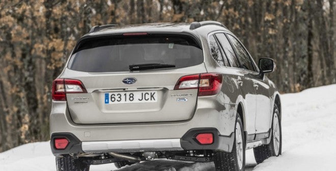 Subaru Outback A pesar de su aspecto, el comportamiento del nuevo Outback cuando el piso se pone difícil sorprende para bien.