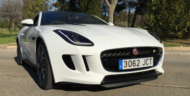 Jaguar F Type Coupé R El Jaguar F-Type Coupé R tiene unas cifras de consumo más que aceptables, teniendo en cuenta el motor que esconde en sus entrañas.