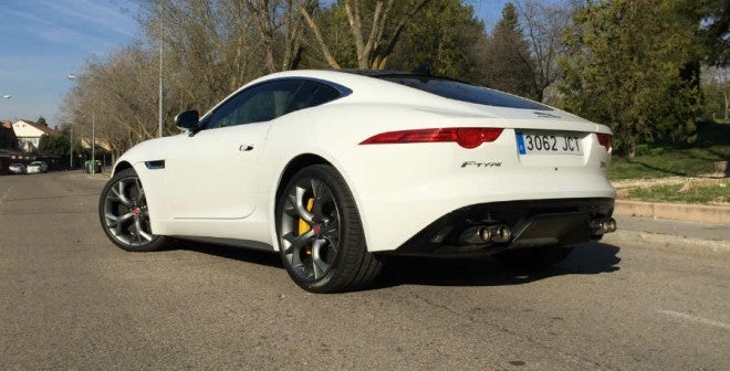 Jaguar F Type Coupé R La zaga del F-Type Coupé es muy compacta.