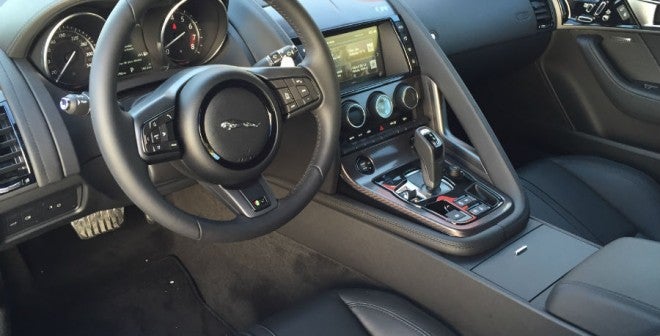Jaguar F Type Coupé R El interior del F-Type combina a la perfección deportividad y elegancia.