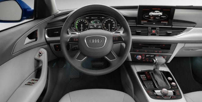 Audi A6L e-tron Más allá de los indicadores propios de una versión de este estilo, el Audi A6L e-tron no se diferencia en nada en su interior de otros coches de alta gama de la firma.
