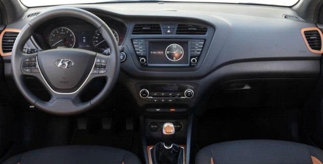 Hyundai i20 Coupé El interior del Hyundai i20 Coupé es muy similar al de la versión de cinco puertas.