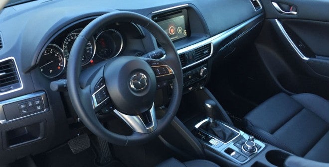 Mazda CX5 El interior del Mazda CX-5 está muy bien resuelto, combinando un diseño sobrio y funcional con materiales de calidad.