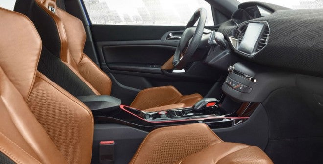 Peugeot 308 R HYbrid El color elegido para los asientos deportivos del Peugeot 308 R HYbrid no es el habitual para este tipo de vehículos.