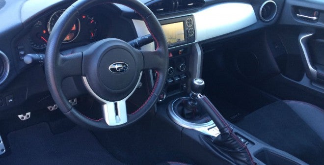 Subaru BRZ El diseño interior del BRZ mantiene la estética deportiva de su exterior.
