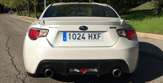 Subaru BRZ La zaga del Subaru BRZ destaca especialmente por las dos grandes salidas de tubo de escape que asoman a través del difusor trasero.