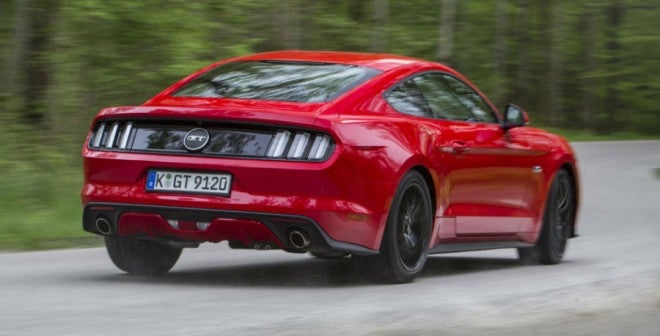 Ford Mustang No llega al nivel de efectividad de otros súper deportivos, pero el Mustang se mueve con soltura por las curvas a pesar de su carácter americano.