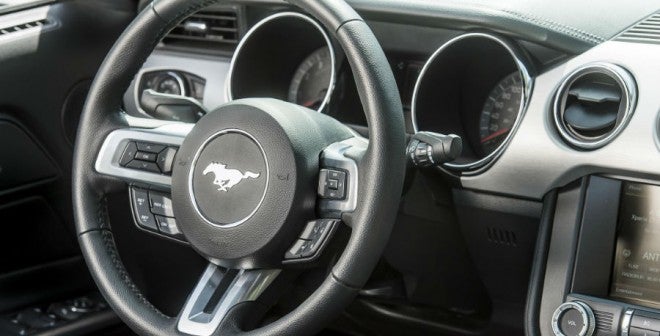 Ford Mustang El interior del Ford Mustang combina luces y sombras, aunque el resultado final es bastante bueno.