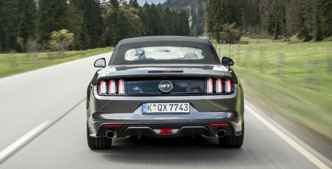 Ford Mustang El nuevo Ford Mustang llega a Europa con dos motores diferentes, un EcoBoost de 2,3 litros y 4 cilindros y un 5 litros V8.
