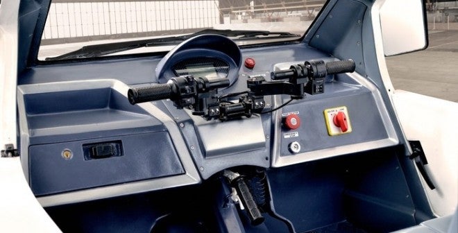 Salamander En tierra controlaremos el Salamander con un manillar como el de una motocicleta, mientras que en el agua dispondremos de un timón.