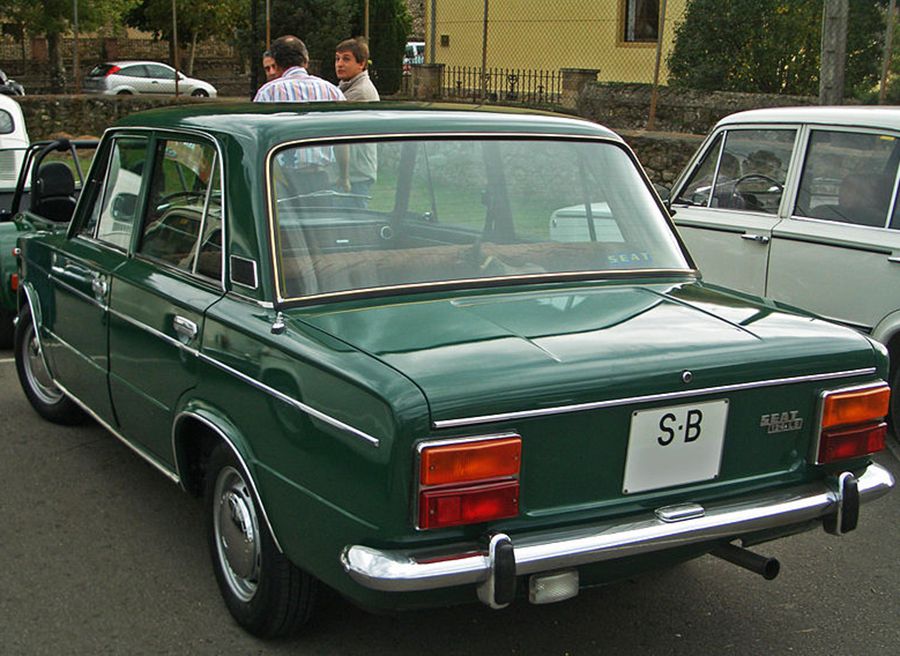 1973-Seat-124-LS-(6803029249)-de-Spanish-Coches---1973-Seat-124-LS.-Disponible-bajo-la-licencia-CC-BY-2.0-vía-Wikimedia-Commons---httpcommons.wikimedia.orgwikiFile1973_Seat_124_LS_(6803029249)