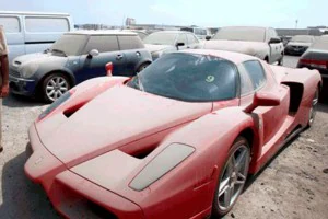 Ferrari Enzo abandonado en Dubai.